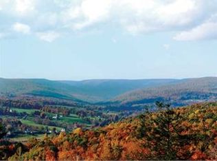 4 Springview Ct, Dallas, PA 18612