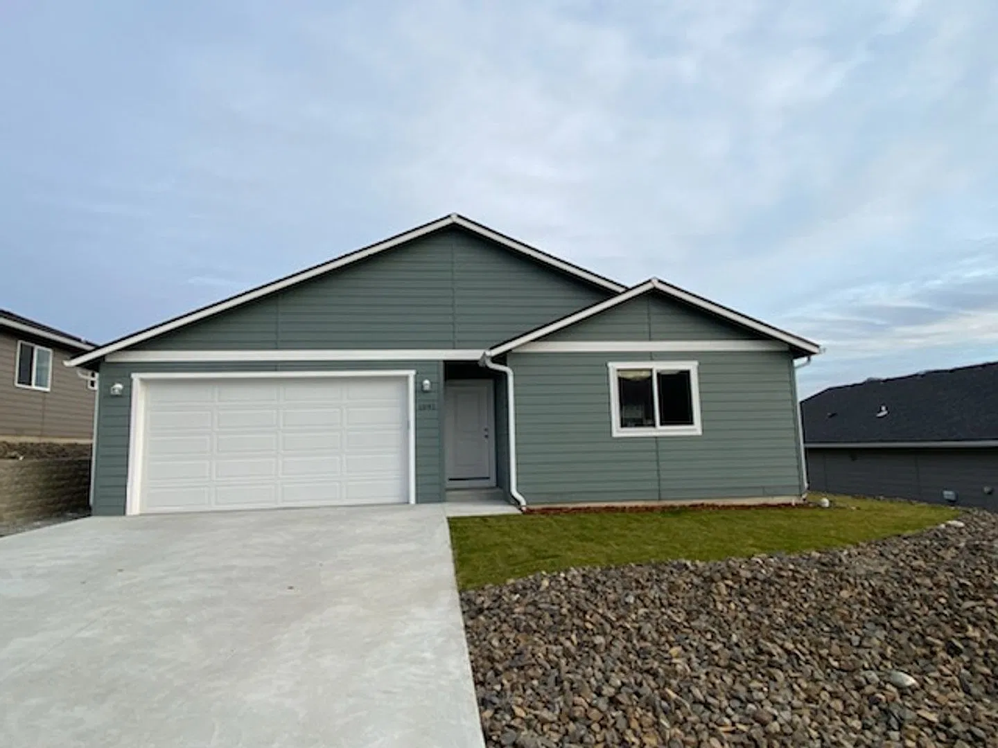 Luxury 3 bedroom, 2 bath home with double garage! — Photo 1