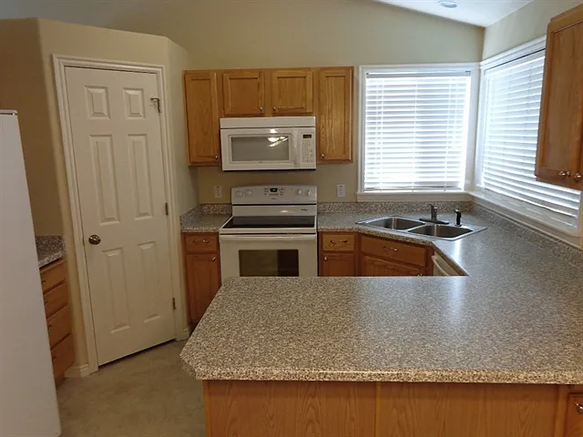 4 bed, 3.0 bath, 1844 sqft, $1,850 — Photo 3
