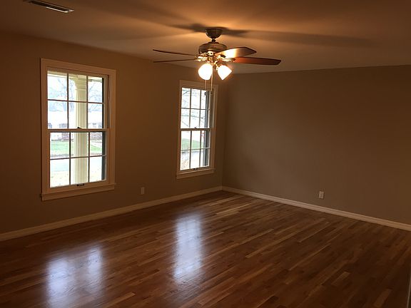 3rd image of 818 Meadow Ln