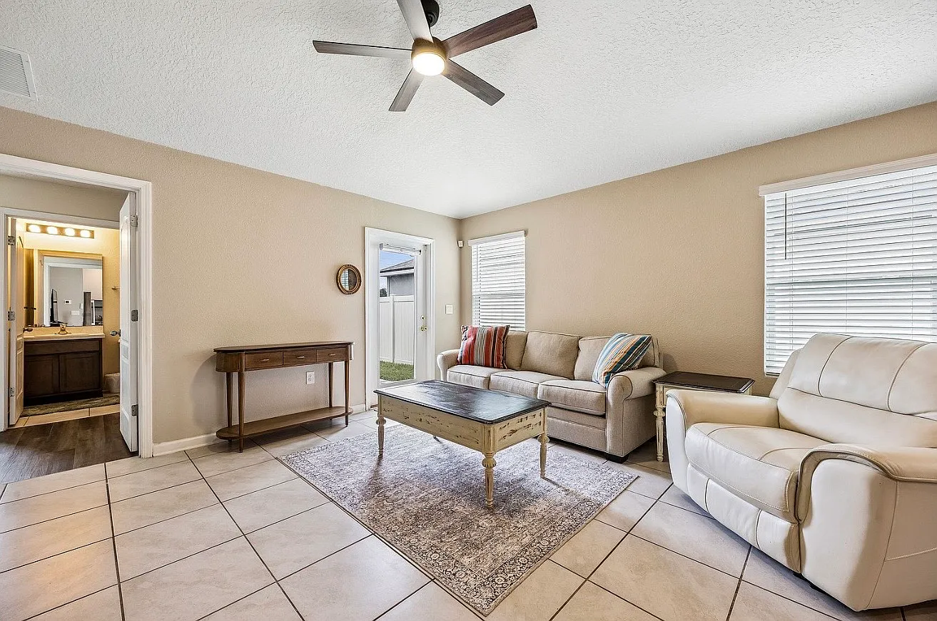 3 bed, 1219 sqft, $1,800 — Photo 2