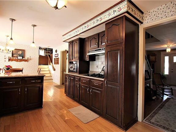3rd image of 16 Deepwood Dr