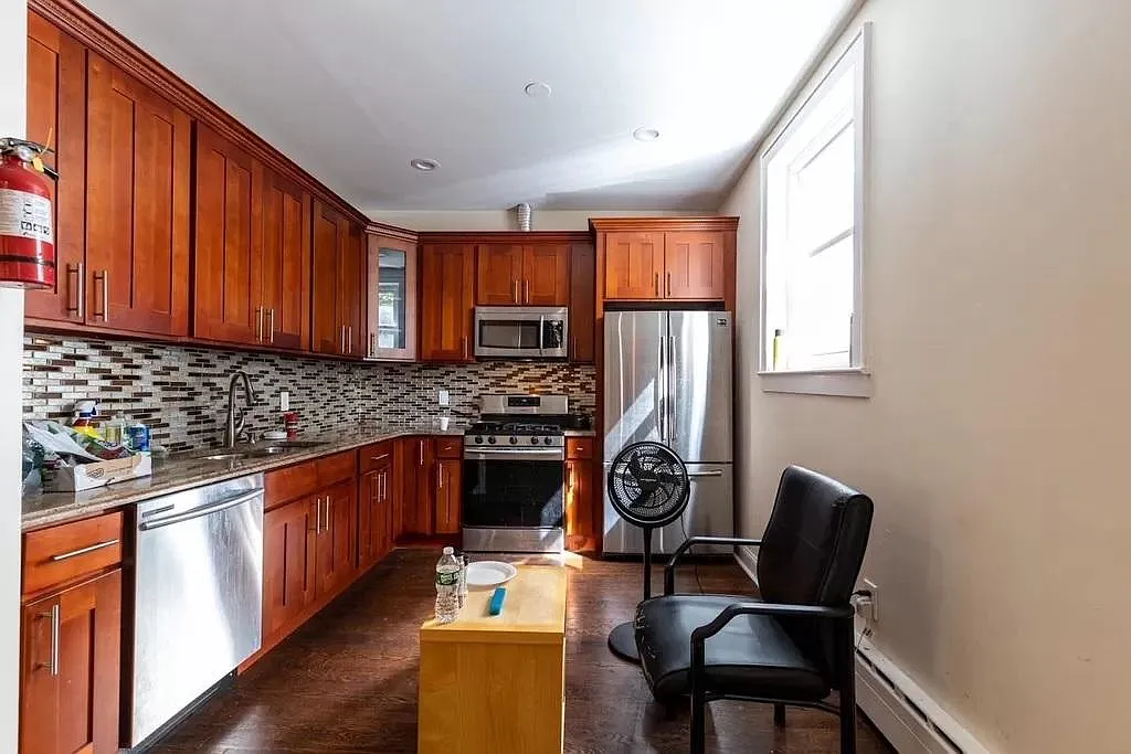 3 bed, 2500 sqft, $1,000 — Photo 1