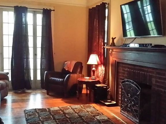 4th image of 1702 Main St