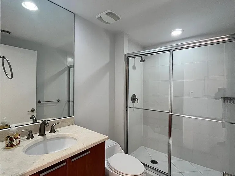 2650 Lake Shore Dr #803 — Photo 12
