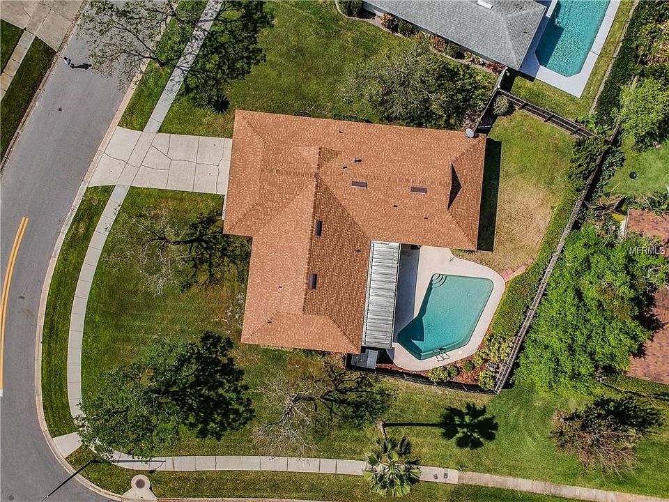 2nd image of 823 Woodside Rd