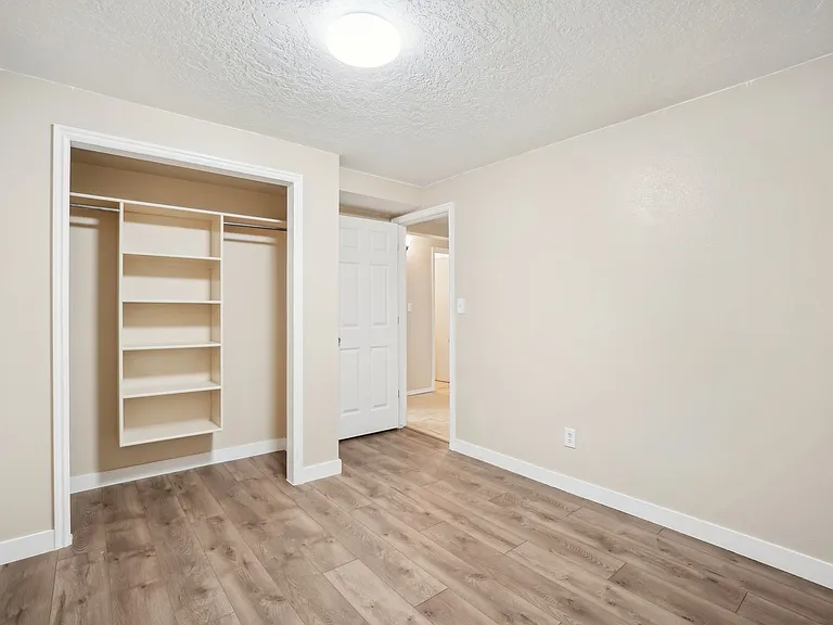 240 W 220th St S — Photo 33