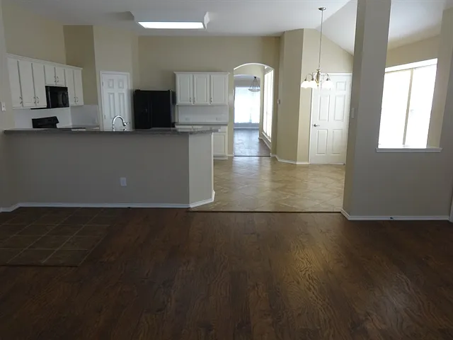 1220 Ridgeway Dr — Photo 3