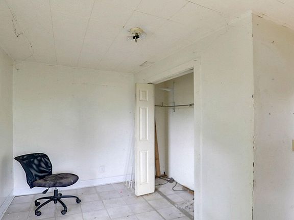 4th image of 327 Floral St
