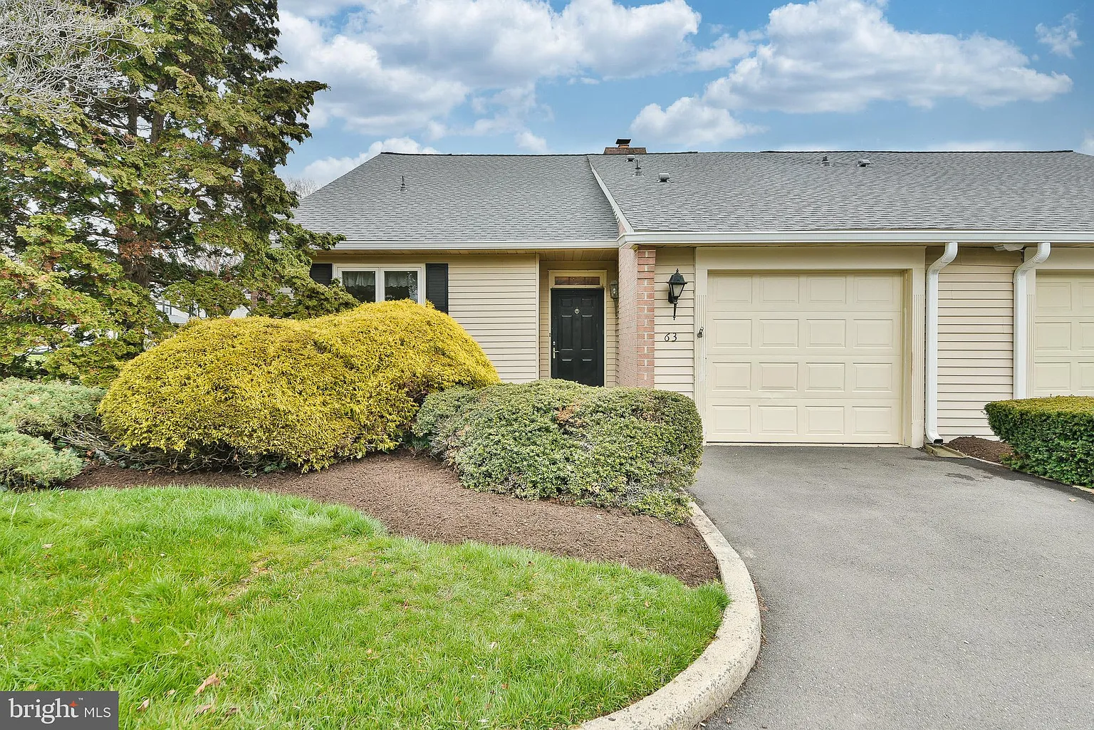 63 Sutphin Pnes photo 1