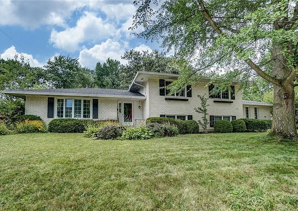 1st image of 305 Blackstone Dr