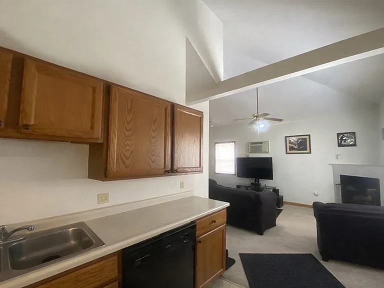 74 Lakewood St #2R — Photo 3