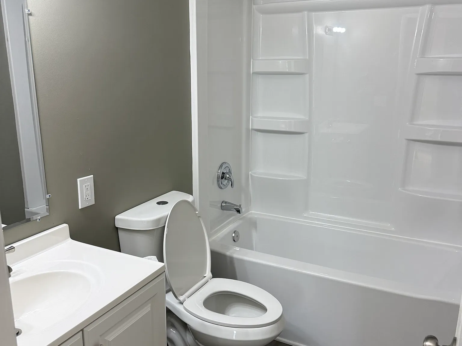 3 bed, 1374 sqft, $2,200 — Photo 2