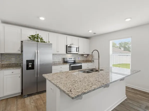 520 Bridgeway Ct, West Point, VA 23181