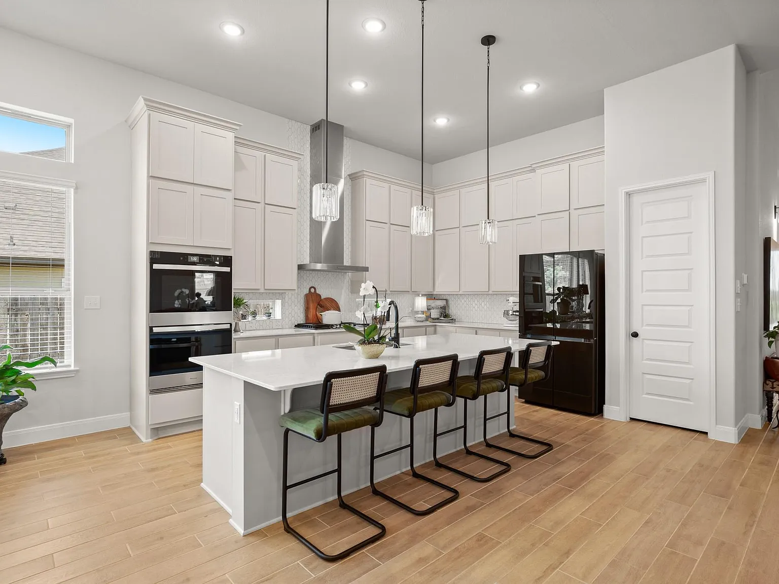 4 bed, 3.0 bath, 2935 sqft, $4,200 — Photo 3