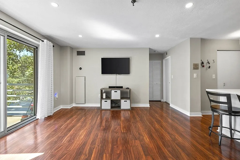 1 bed, 660 sqft, $1,899 — Photo 3