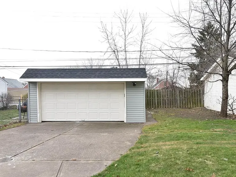 10204 S Highland Ave — Photo 16