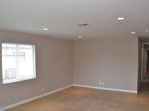 4th image of 833 SW 14th St #835
