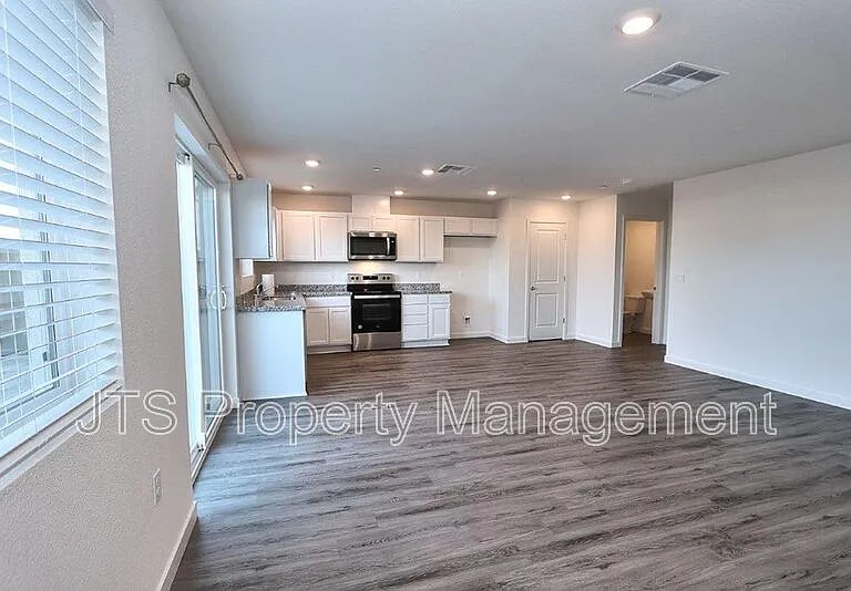 2097 Shady Tree Cir — Photo 10