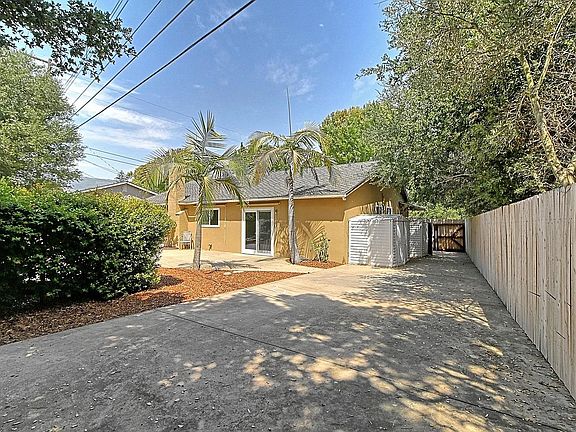 3rd image of 423 Carlo Dr