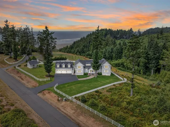 30 Chauncey Lane W, Pacific Beach, WA 98571