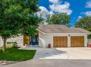 225 NW North Shore Dr, Lake Waukomis, MO 64151