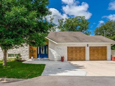 225 NW North Shore Dr, Lake Waukomis, MO, 64151
