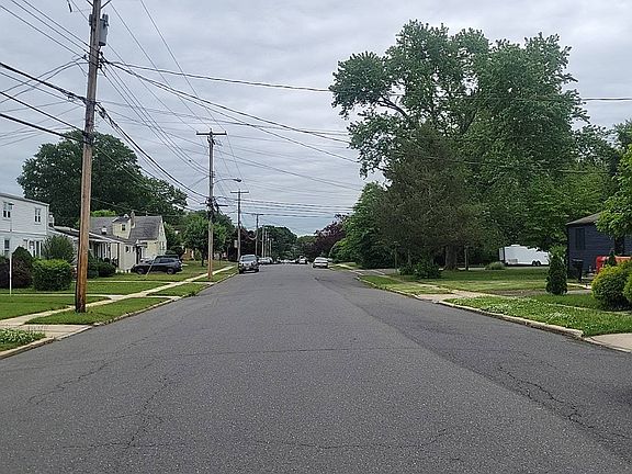 4th image of 77 Helen Ave