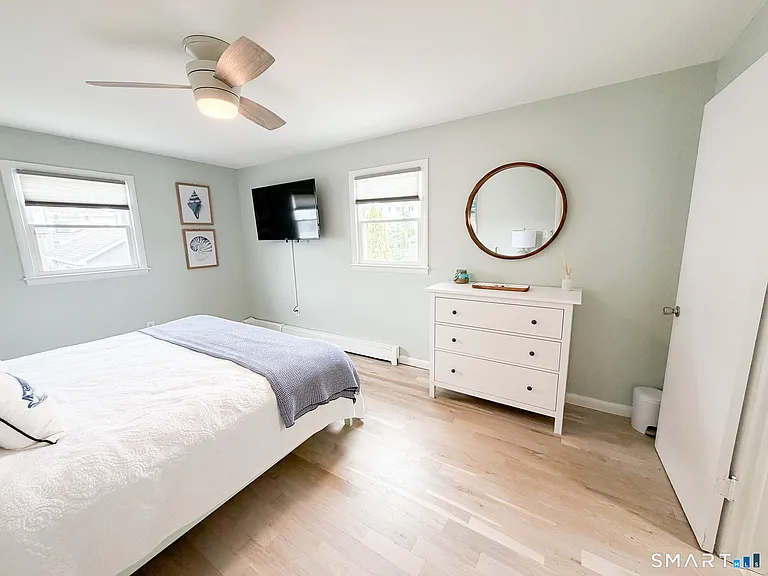 945 E Broadway — Photo 13