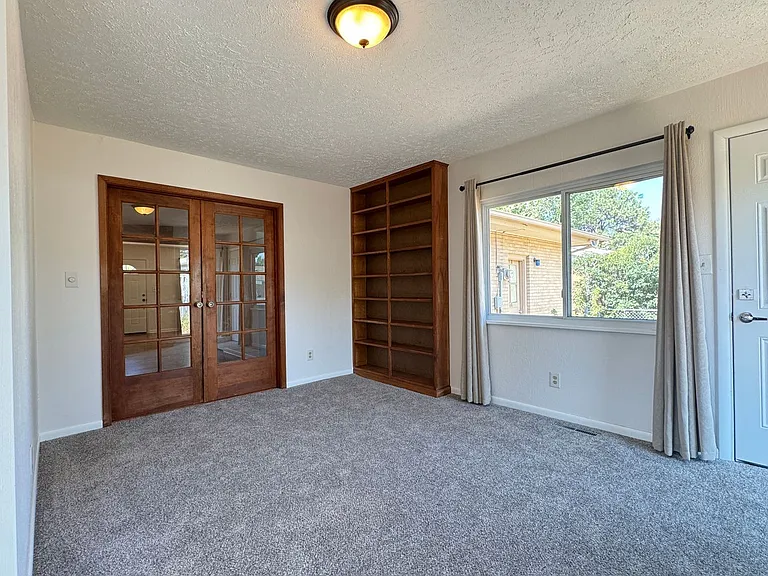 609 Duke Ln — Photo 13