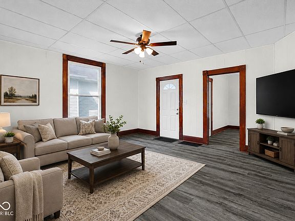 4th image of 52 N Hinman St