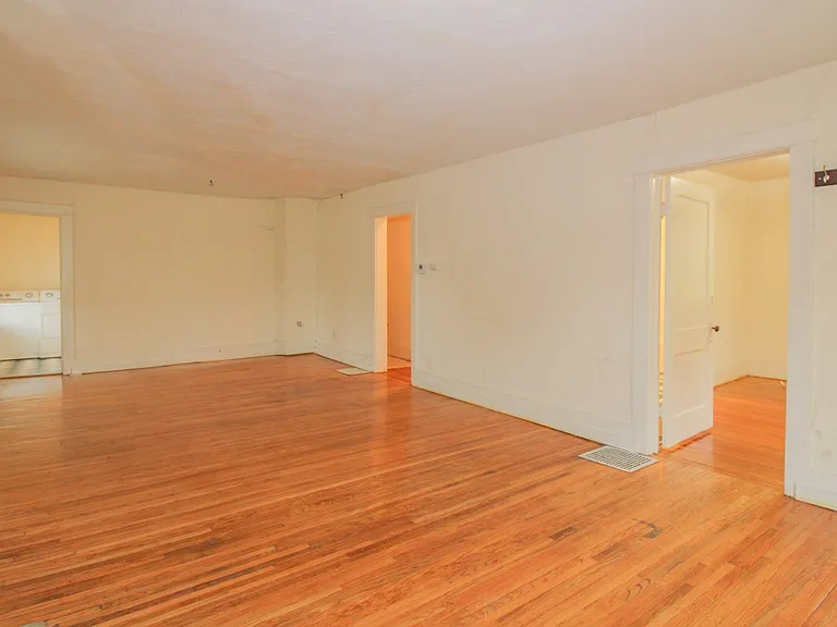1721 Cliff Dr — Photo 2