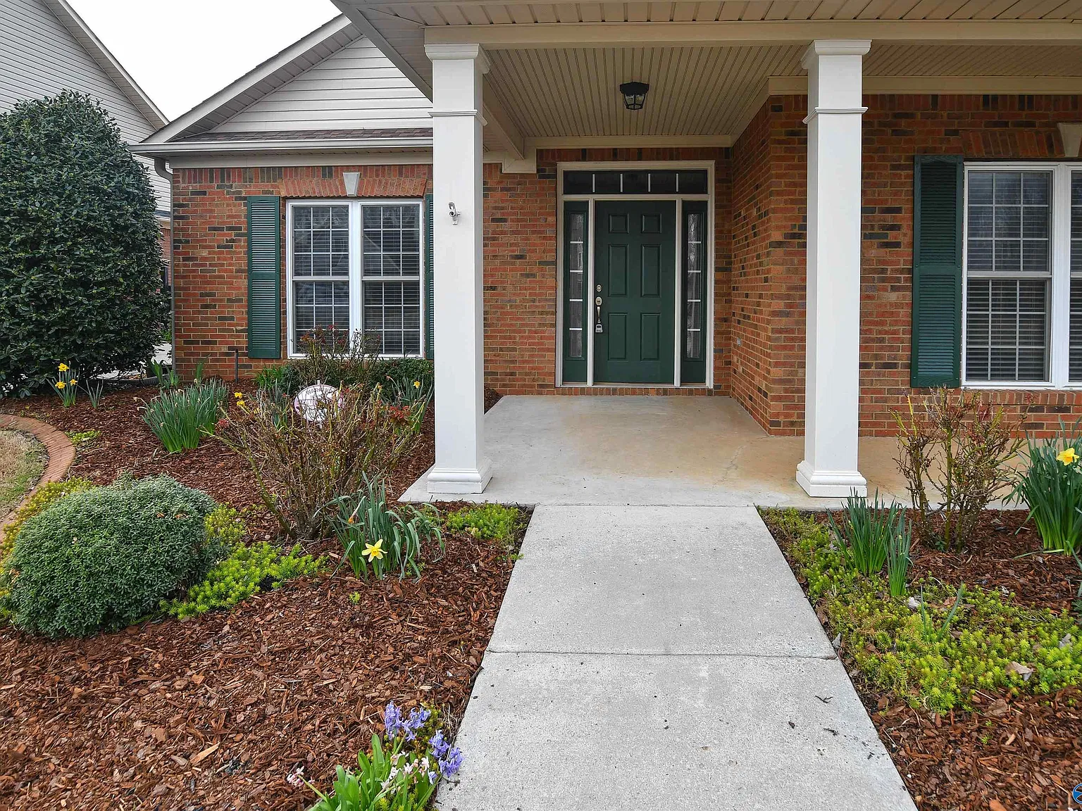 3 bed, 2.0 bath, 1863 sqft, $2,160 — Photo 2