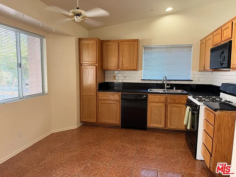 3246 Laurel Ave — Photo 8