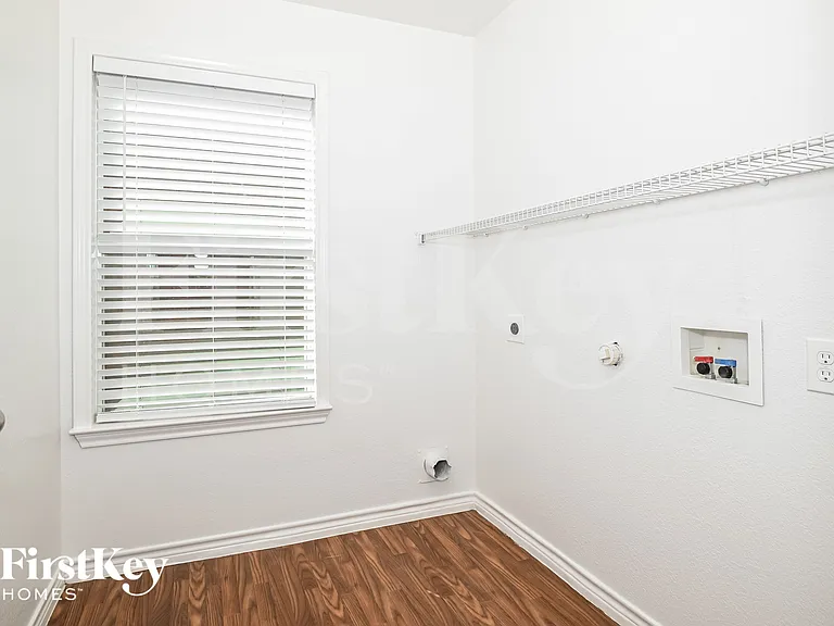 1309 Honeywood Ln — Photo 8