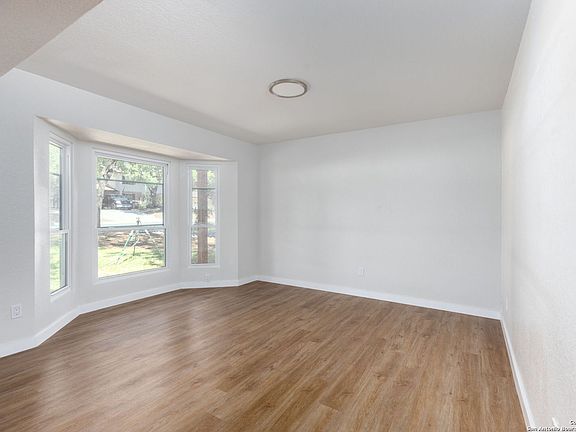 4th image of 922 MOUNT RAINIER DR