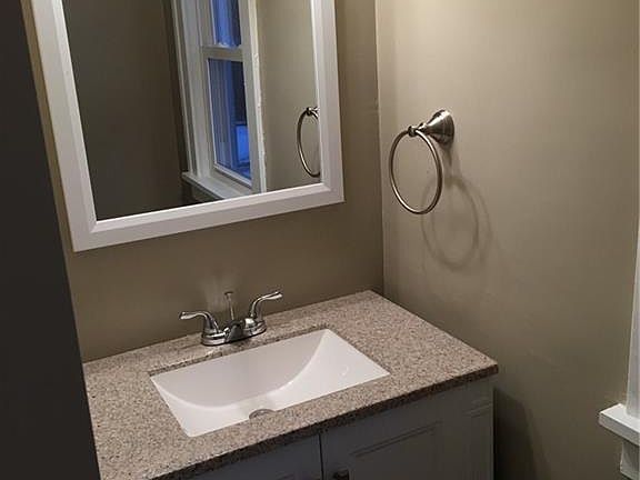 4th image of 125 Holford Ave