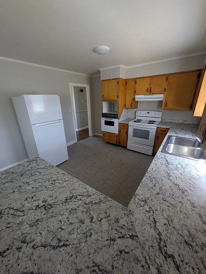 3 bed, 1.5 bath, $995 — Photo 3