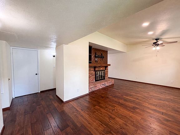 3rd image of 530 Shadowcrest Ln