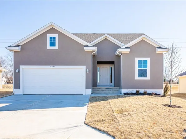 113 N Carriage Meadows Trl, Peculiar, MO 64078