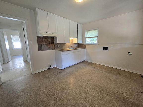 4th image of 121 Goodwin Ln