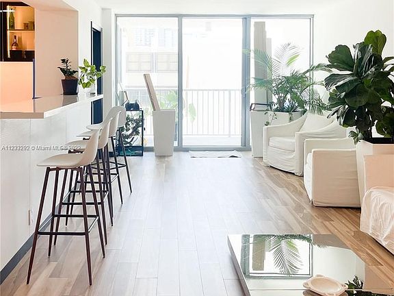4th image of 2655 Collins Ave #X