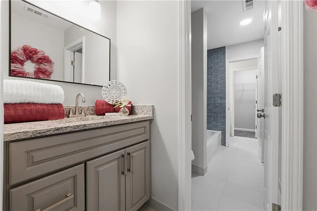 6 bed, 5.0 bath, 4100 sqft, $4,000 — Photo 3