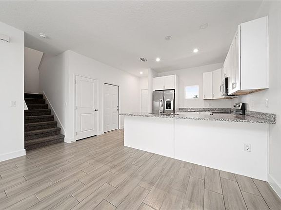 4th image of 462 LAKE SHORE PARKWAY