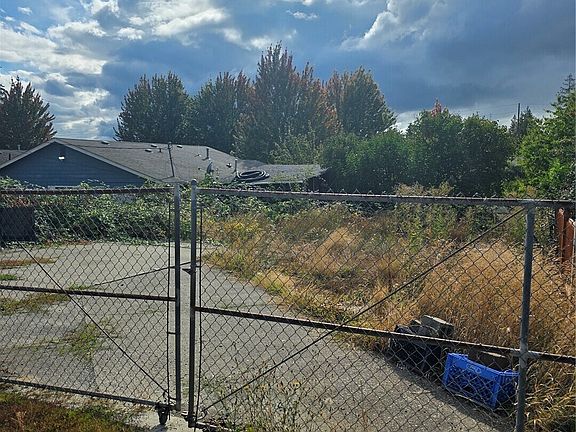 2nd image of 4025 S Bell