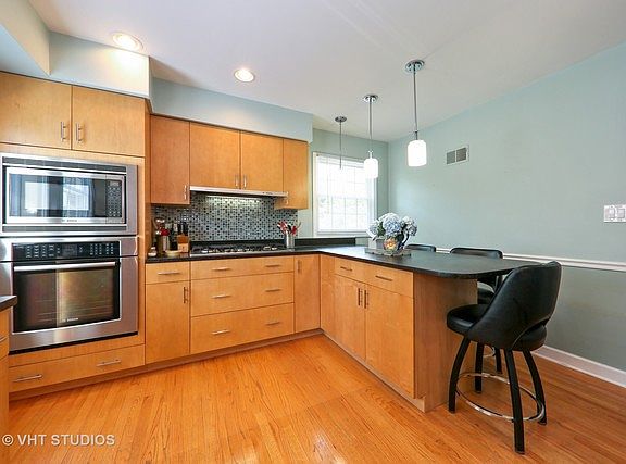 3rd image of 824 S Stone Ave