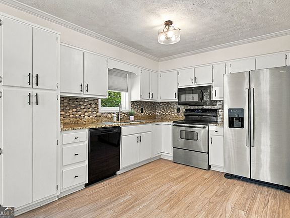 5th image of 18 Glenda Dr SW