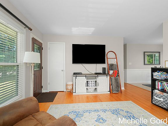 5th image of 4419 Knapp St NE