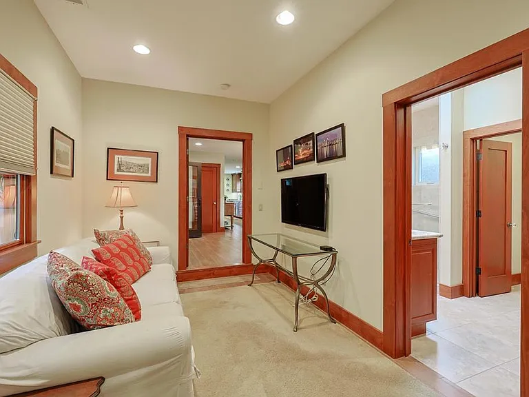 1027 Encino Row — Photo 26