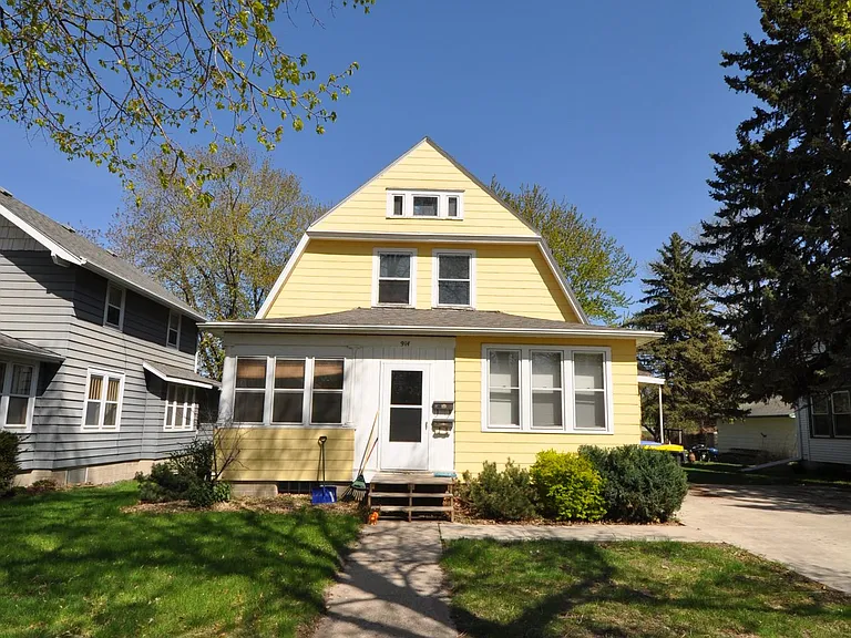 914 Lyndale St — Photo 2